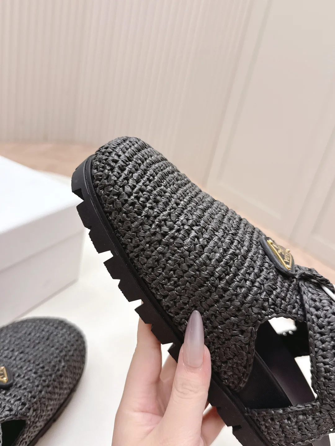 👟👟Ex-factory price 640👟👟 Original environmentally friendly PP paper material, high version prada Roman woven thick-soled rubber sandals, latest environmentally friendly ♻️PP material, high price, fully handmade crochet, just like knitting sweaters, slow work and meticulous work, retro fashionable and avant-garde thick-soled soles with rubber uppers, retro wood grain to meet the various choices of fashionable people of different styles! The iconic metal triangle logo is paired with the shape of ancient beach sandals. Every design element is fashionable! Code number 35-41